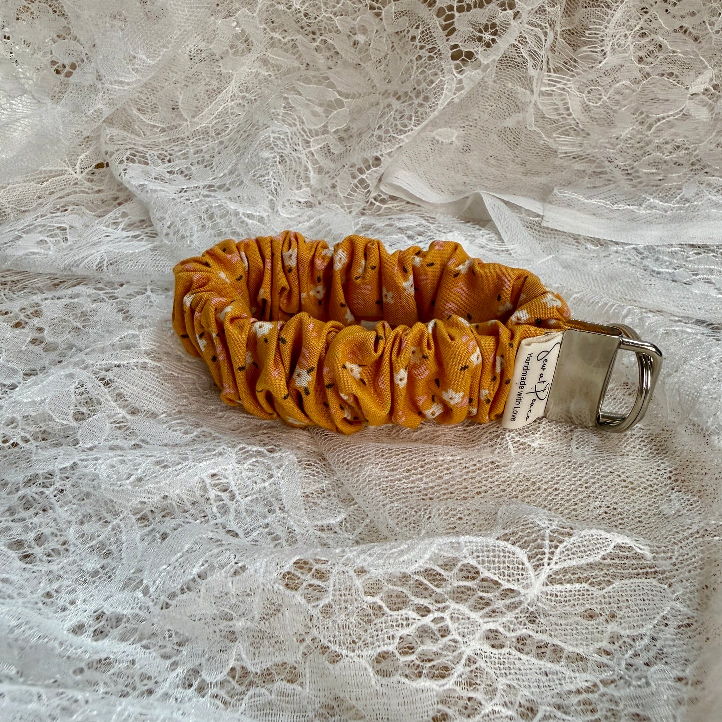 Scrunchy Wristlet - Orange Daisy