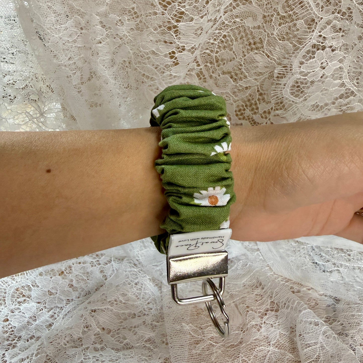Scrunchy Wristlet - Green Daisy