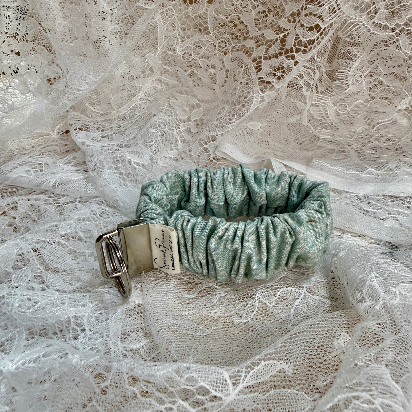 Scrunchy Wristlet - Light Blue Daisy
