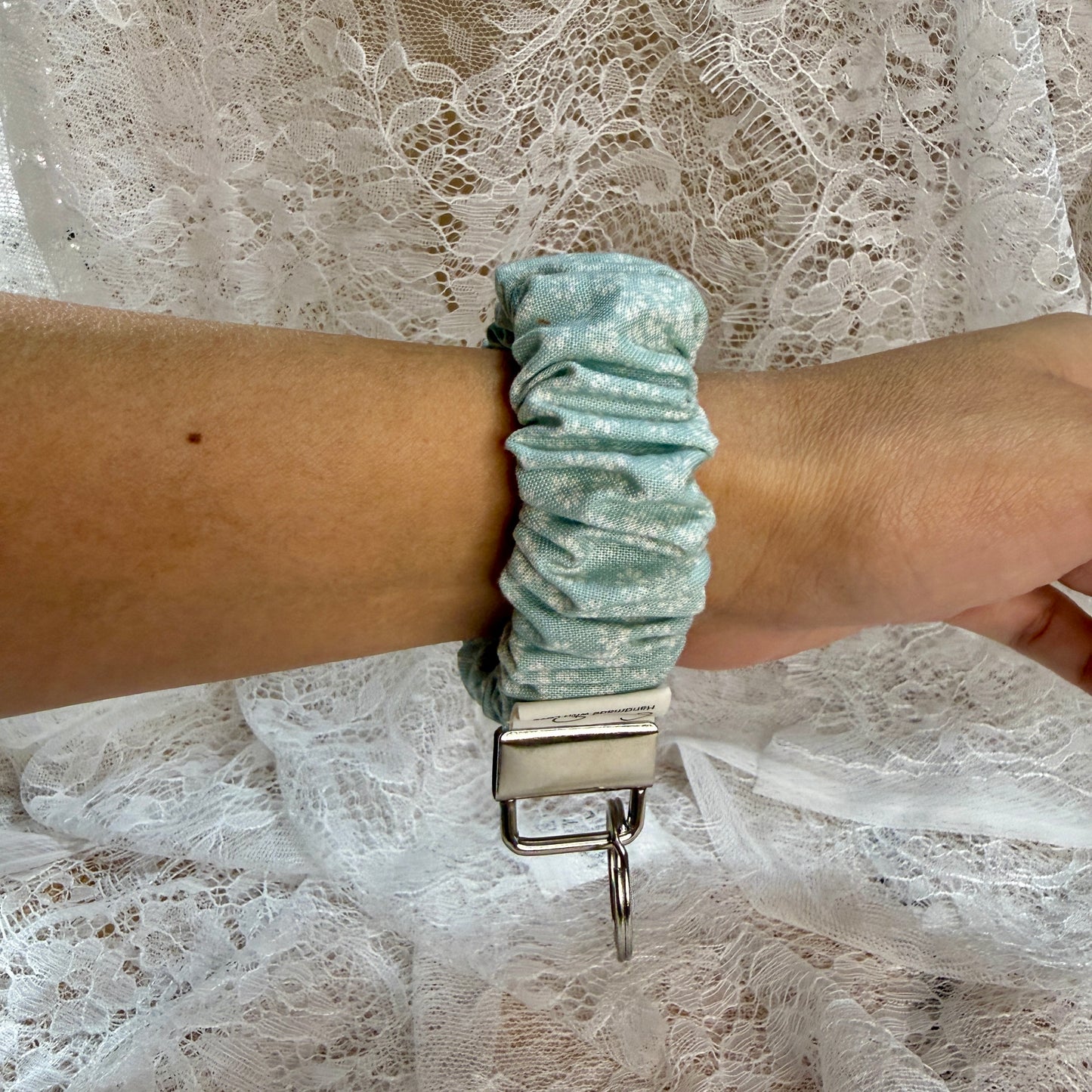 Scrunchy Wristlet - Light Blue Daisy
