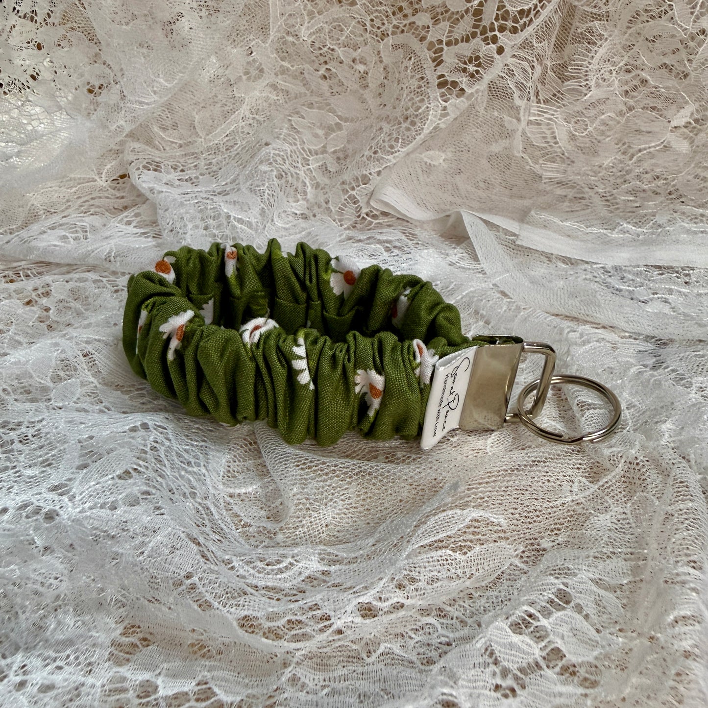 Scrunchy Wristlet - Green Daisy